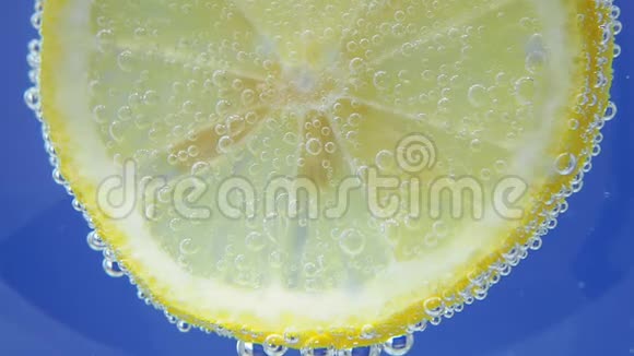 柠檬水果背景在水中在水中背景视频的预览图