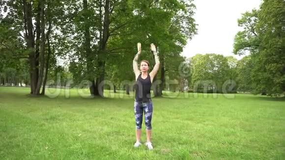绿色公园里健身运动的女人视频的预览图