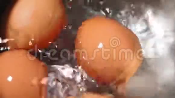 鸡卵在不锈钢锅中沸腾特写沸水视频的预览图