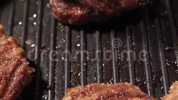 做汉堡的肉烹饪过程特写准备汉堡肥肉在烤架上煎视频的预览图