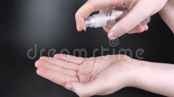 在黑色背景上用防腐剂处理女性手抗菌凝胶和消毒剂保护的概念视频的预览图