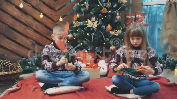 可爱的4k视频兄妹穿上驯鹿鹿角和摆在相机在圣诞节晚上视频的预览图