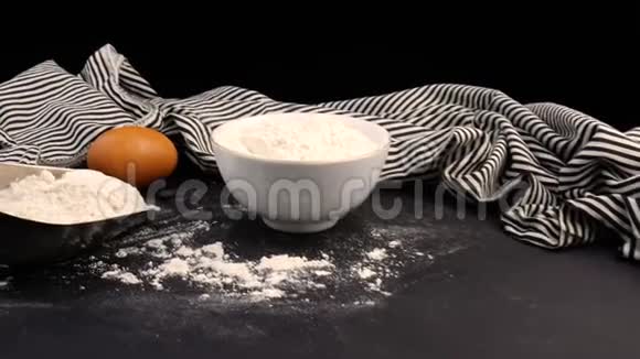 面粉和鸡蛋桌子上的食物成分视频的预览图