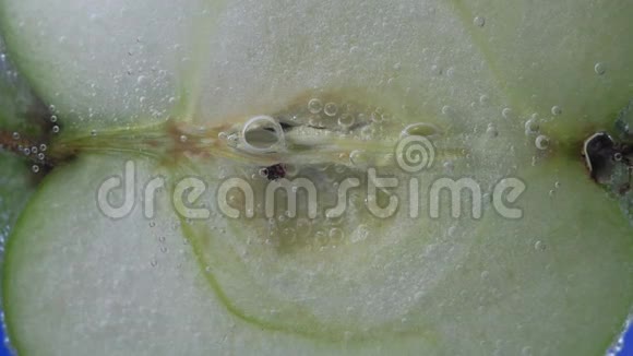 新鲜采摘的带有水滴的绿色苹果的宏观水中的水果视频的预览图