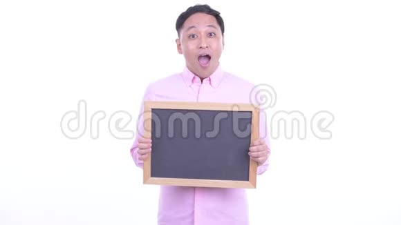 快乐的日本商人拿着黑板报得到好消息视频的预览图