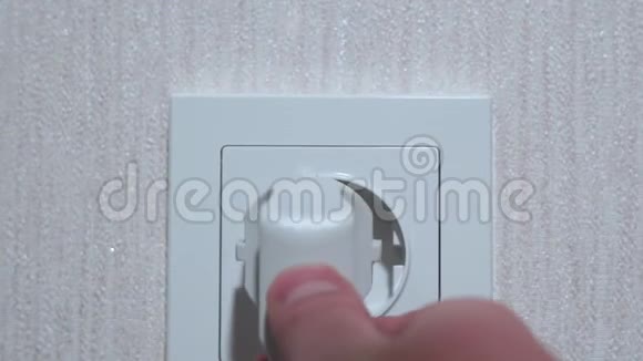 主拔出插座电线中的电气插头视频的预览图