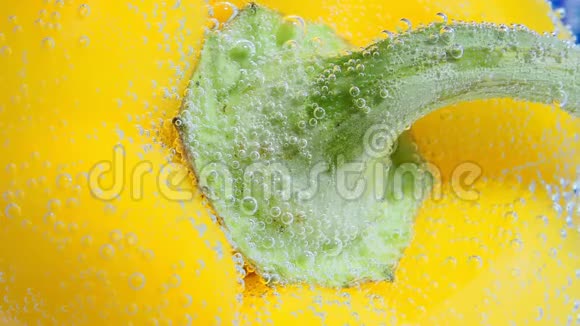 宏观甜黄椒特写镜头水中的大片成熟多汁的蔬菜视频的预览图