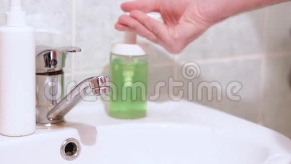 用肥皂在水龙头下用水洗手卫生概念视频的预览图
