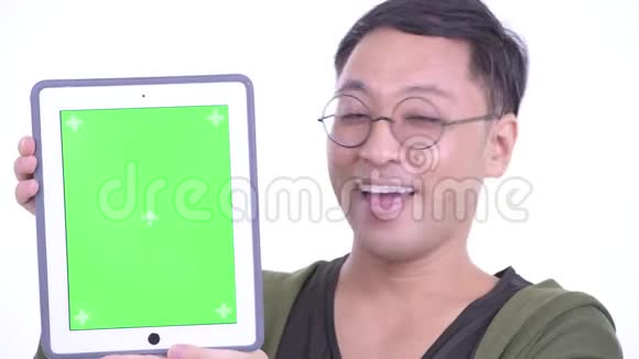 日本快乐男子的脸带着眼镜显示数字平板电脑视频的预览图