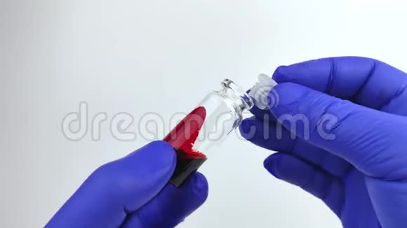 抽血后医生关管做血液检测的实验室白色背景和文字的地方科克视频的预览图
