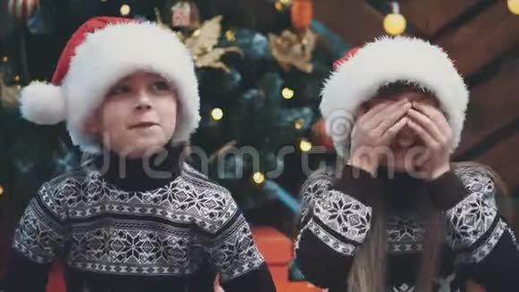 愚蠢的孩子拉着脸花时间在新年晚上视频的预览图