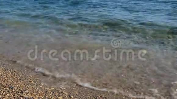 海浪在岸边拍打的声音视频的预览图