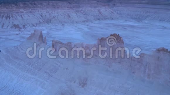 古老干涸的特提斯海洋的底部盐山的遗迹4k空中摄影视频的预览图