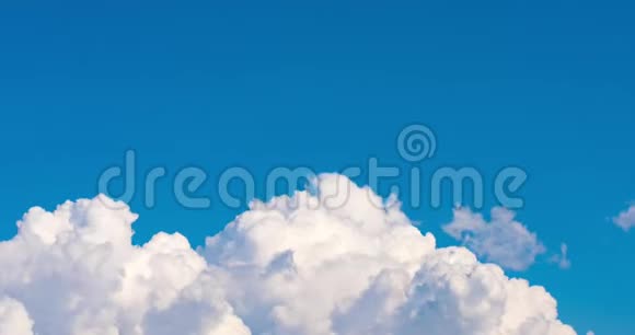 美丽的蓝天白色的蓬松云云层的时间流逝视频的预览图
