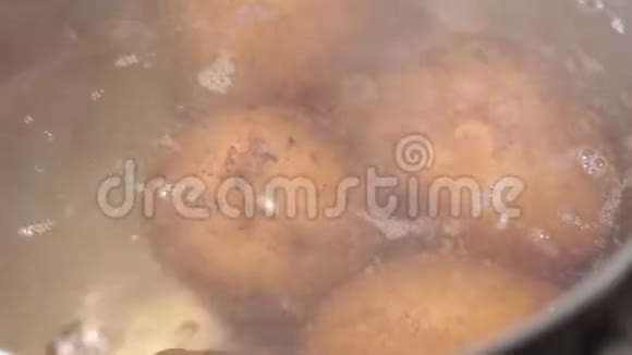 在皮肤里煮土豆煮熟的土豆在沸水中煮熟视频的预览图