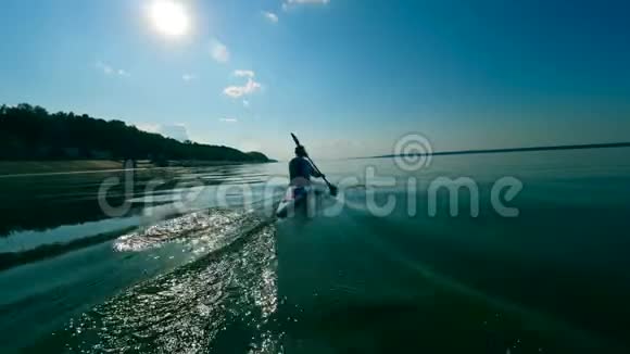水面被一个雄性划艇划横线视频的预览图