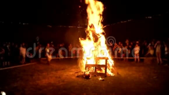 围着大型仪式篝火的人们剪影视频的预览图