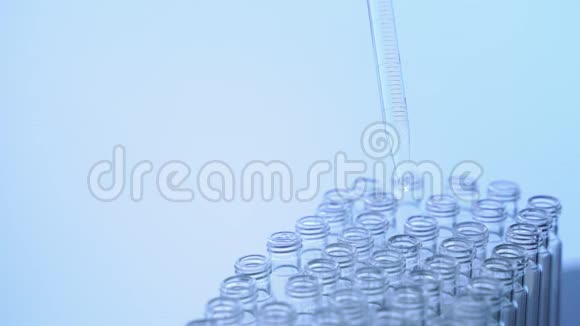 实验室里一位拿着吸管的科学家分析了试管中滴着一种有色液体概念生物化学医药医学视频的预览图