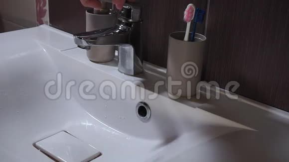 男人在浴室用水洗手肥皂病毒如电晕病毒清洁皮肤和水视频的预览图