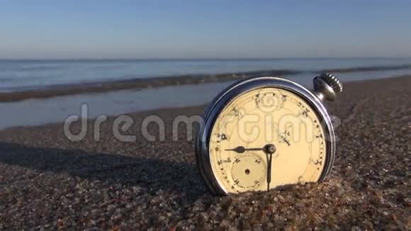 模拟口袋古董钟湿海洋度假海滩沙滩视频的预览图