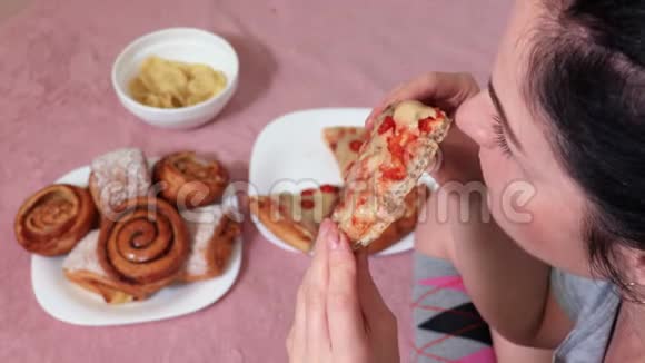 吃披萨的女人就在附近不良的饮食营养观念视频的预览图