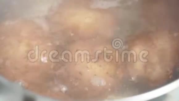煮熟土豆用水煮的过程土豆在皮肤上厨房概念视频的预览图