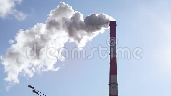 工厂烟囱里冒出的烟闭上了污染大气的概念视频的预览图