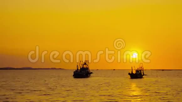 时光流逝夕阳西下的景色带着一艘渔船漂浮在海中寂寞的氛围视频的预览图