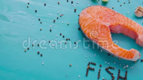 蓝底香料生鲑鱼牛排视频的预览图