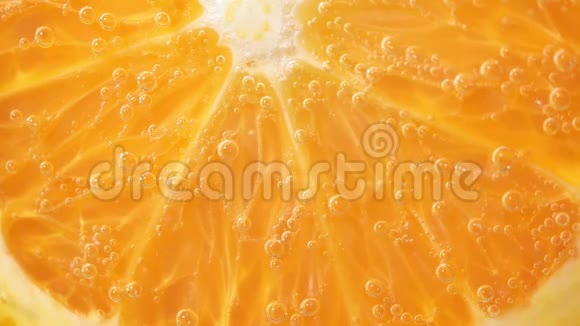 橙果特写水下的宏观气泡背景用水果做果汁成熟多汁的水果视频的预览图