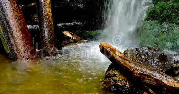 有原木的瀑布的近景拍摄视频的预览图