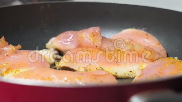 生鸡鱼片用油锅炒加香料咖喱的辣味烹饪视频的预览图