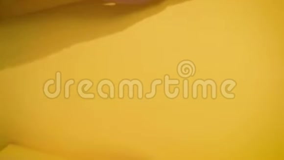 黄纸上美丽的鲜花的俯视图女性花店的双手展开静物的背景垂直视频的预览图