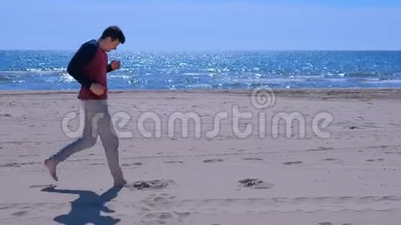 初学者在沙滩上慢跑后正在锻炼腿视频的预览图
