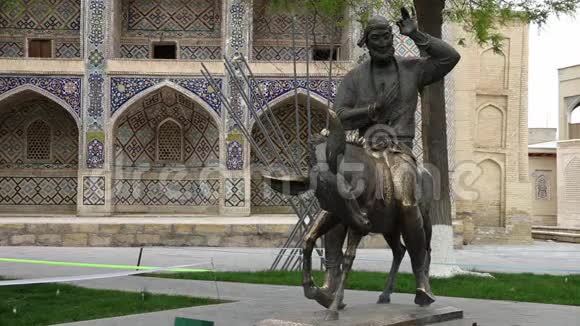 骑马的人雕像视频的预览图