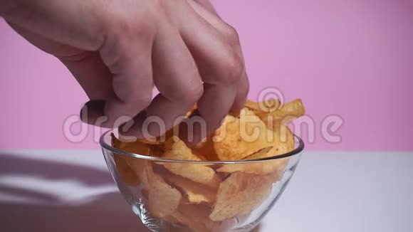 从碗里的特写中取出薯片土豆小吃视频的预览图