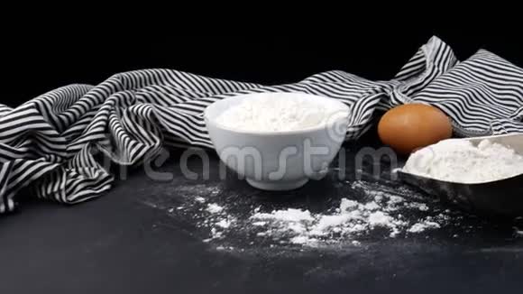 面粉和鸡蛋桌子上食物的成分视频的预览图