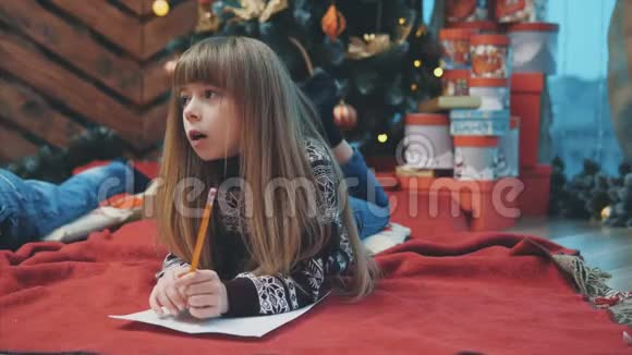 一个金发碧眼的小女孩想着在给北极的信想出了一个主意视频的预览图