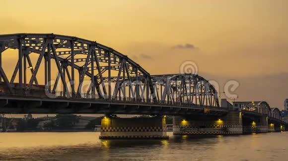 城市交通在KrungTep桥夜间KrungThep桥位于泰国曼谷时间推移和循环高质量视频的预览图