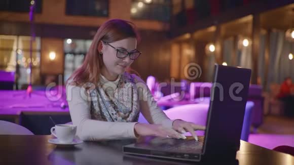 很成功一个非常快乐的女孩操作一台笔记本电脑并显示是的积极地在远程工作中获胜视频的预览图