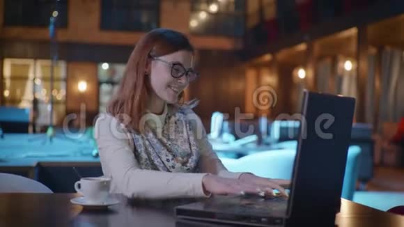 工作上的成功一个充满激情的女孩在电脑在线远程工作并在情感上享受视频的预览图