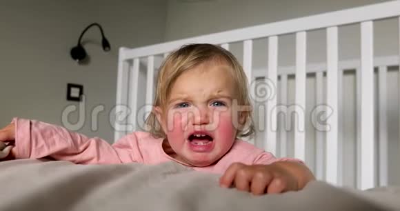 可爱的幼儿在卧室里哭视频的预览图