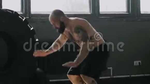 年轻的白种人肌肉长胡子的男性运动员有纹身在大型健身房做洞穴运动动机概念视频的预览图