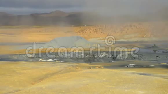 冰岛NamafjallHverir地热区的沸腾泥盆视频的预览图