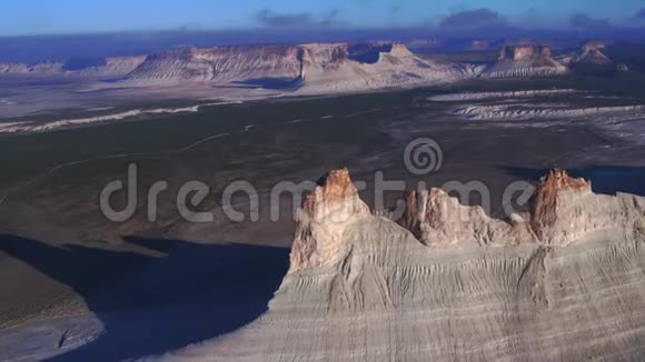 古老干涸的特提斯海的海底盐山遗迹视频的预览图