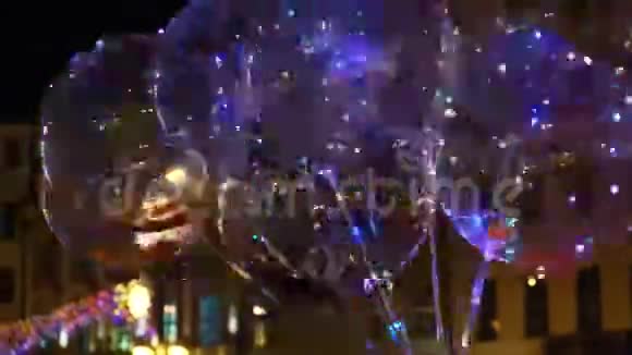 彩LED灯的气球在老城中心的夜街出售视频的预览图