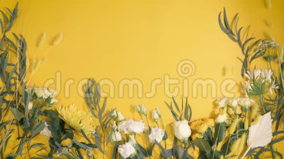 花艺黄色纸张背景上的天然花朵为你的文字提供场所视频的预览图