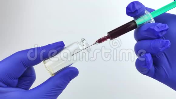注射器和试管关闭医生做抽血检查做血液检测的实验室白色背景和平静视频的预览图