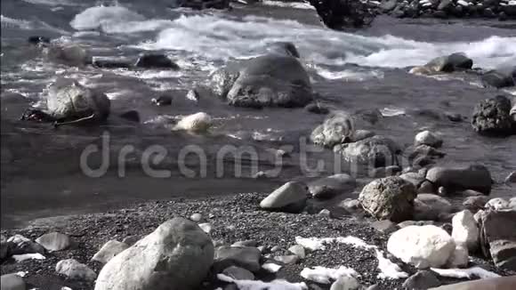冬季不冻山河水视频的预览图