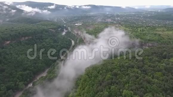 夏季高加索山脉空中云雾缭绕视频的预览图